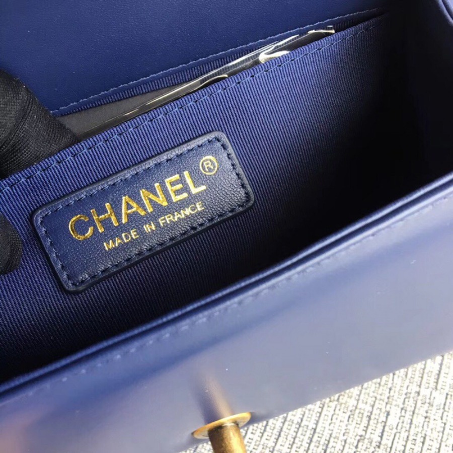 SMALL BOY CHANEL HANDBAG, LAMBSKIN, 20CM / 7.9 IN