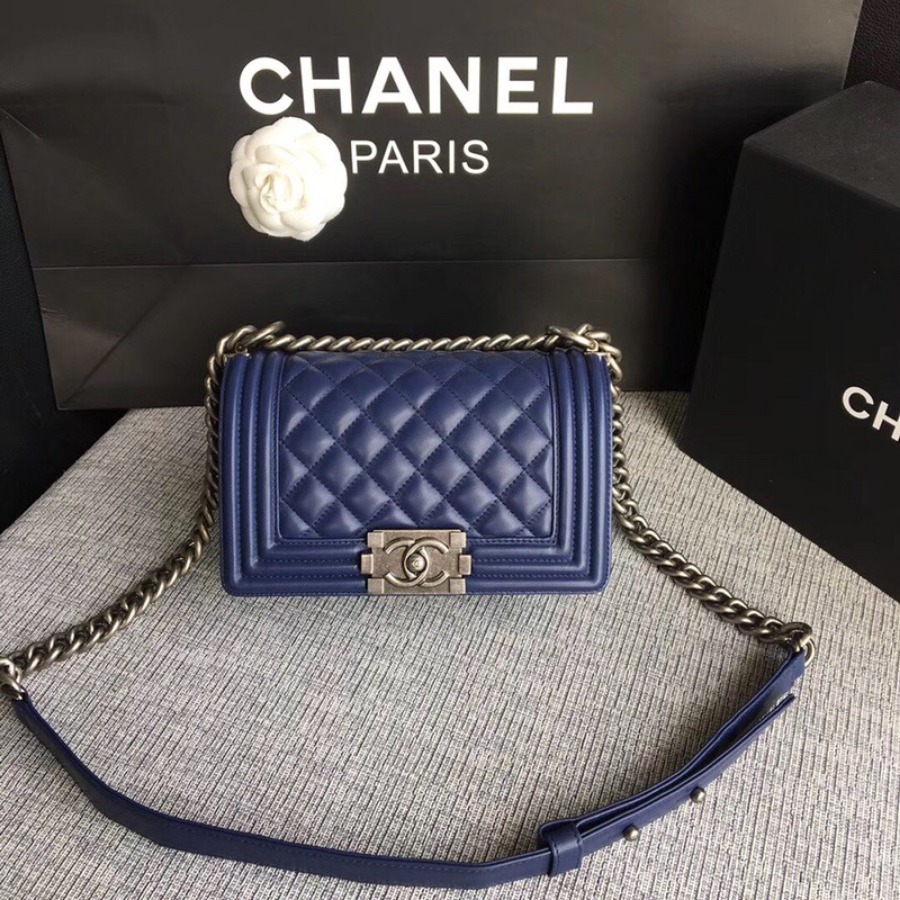 SMALL BOY CHANEL HANDBAG, LAMBSKIN, 20CM / 7.9 IN