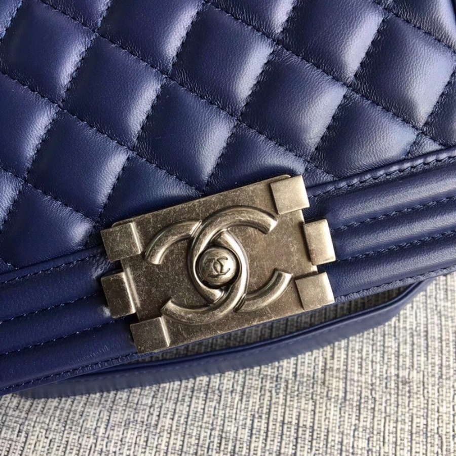 SMALL BOY CHANEL HANDBAG, LAMBSKIN, 20CM / 7.9 IN