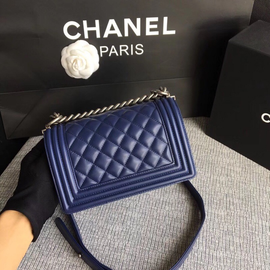 SMALL BOY CHANEL HANDBAG, LAMBSKIN, 20CM / 7.9 IN