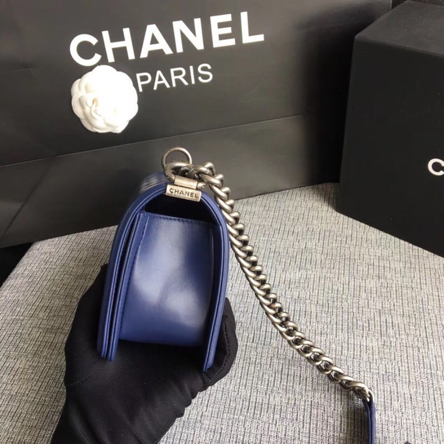 SMALL BOY CHANEL HANDBAG, LAMBSKIN, 20CM / 7.9 IN