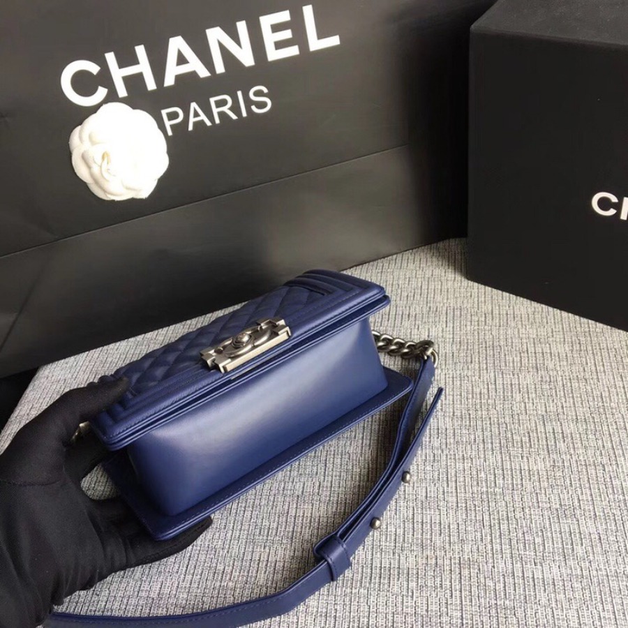 SMALL BOY CHANEL HANDBAG, LAMBSKIN, 20CM / 7.9 IN