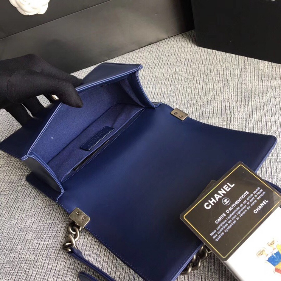 SMALL BOY CHANEL HANDBAG, LAMBSKIN, 20CM / 7.9 IN