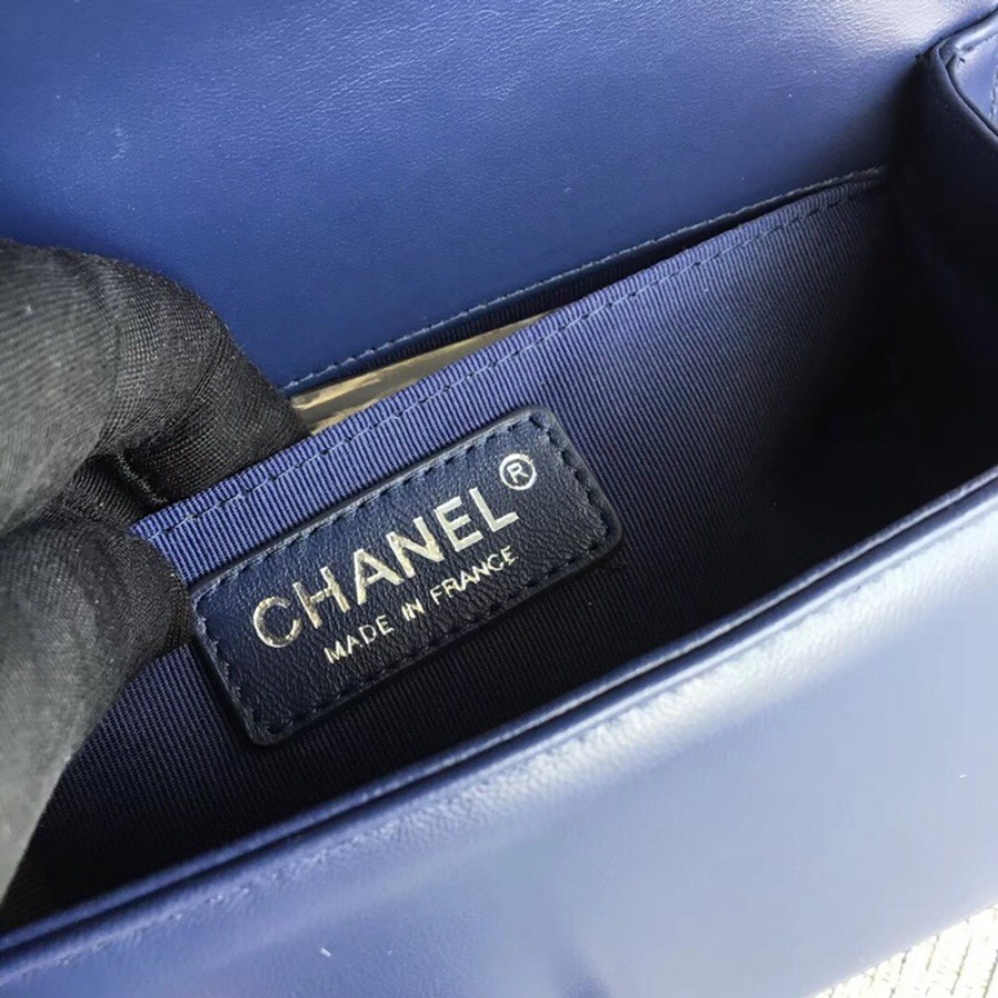 SMALL BOY CHANEL HANDBAG, LAMBSKIN, 20CM / 7.9 IN