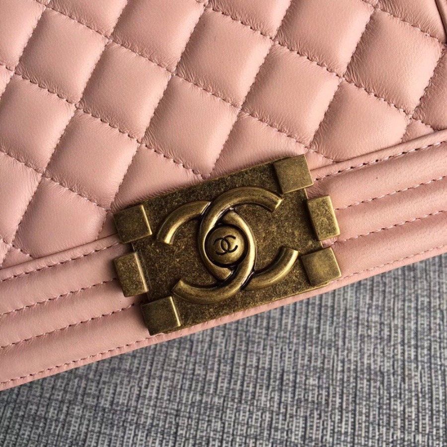 SMALL BOY CHANEL HANDBAG, LAMBSKIN, 20CM / 7.9 IN