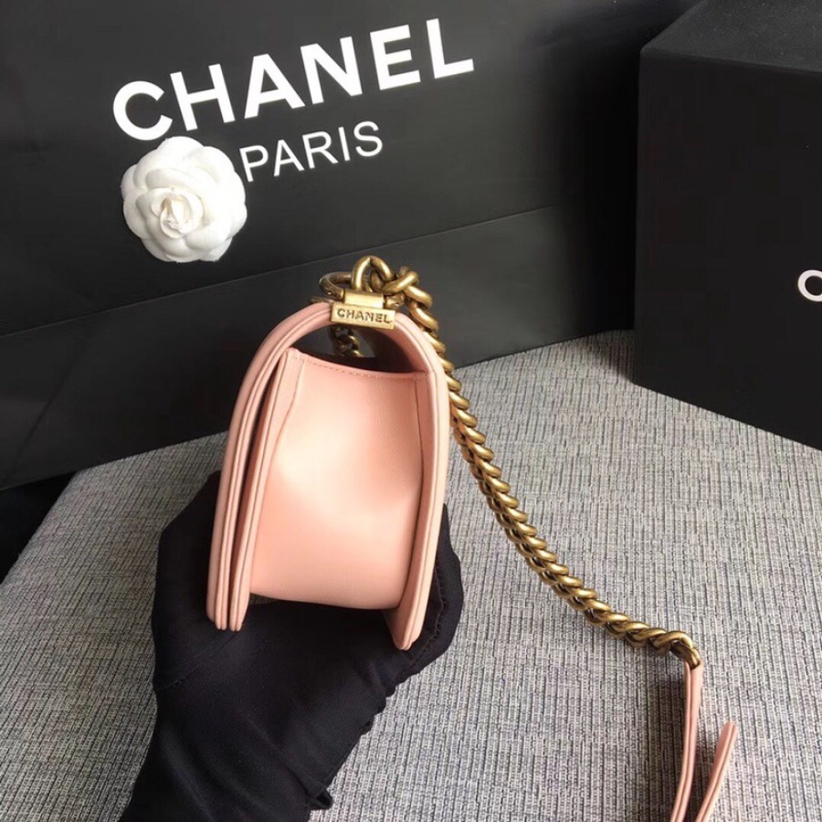 SMALL BOY CHANEL HANDBAG, LAMBSKIN, 20CM / 7.9 IN