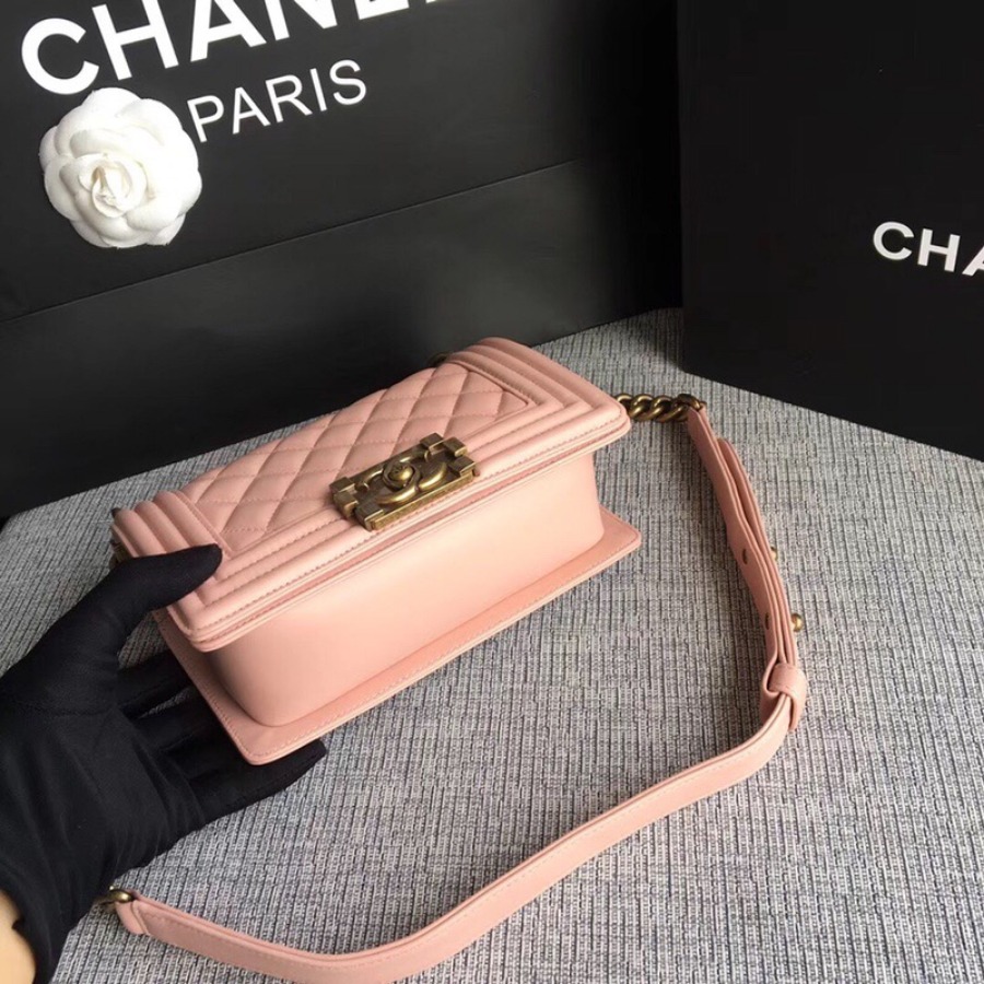 SMALL BOY CHANEL HANDBAG, LAMBSKIN, 20CM / 7.9 IN