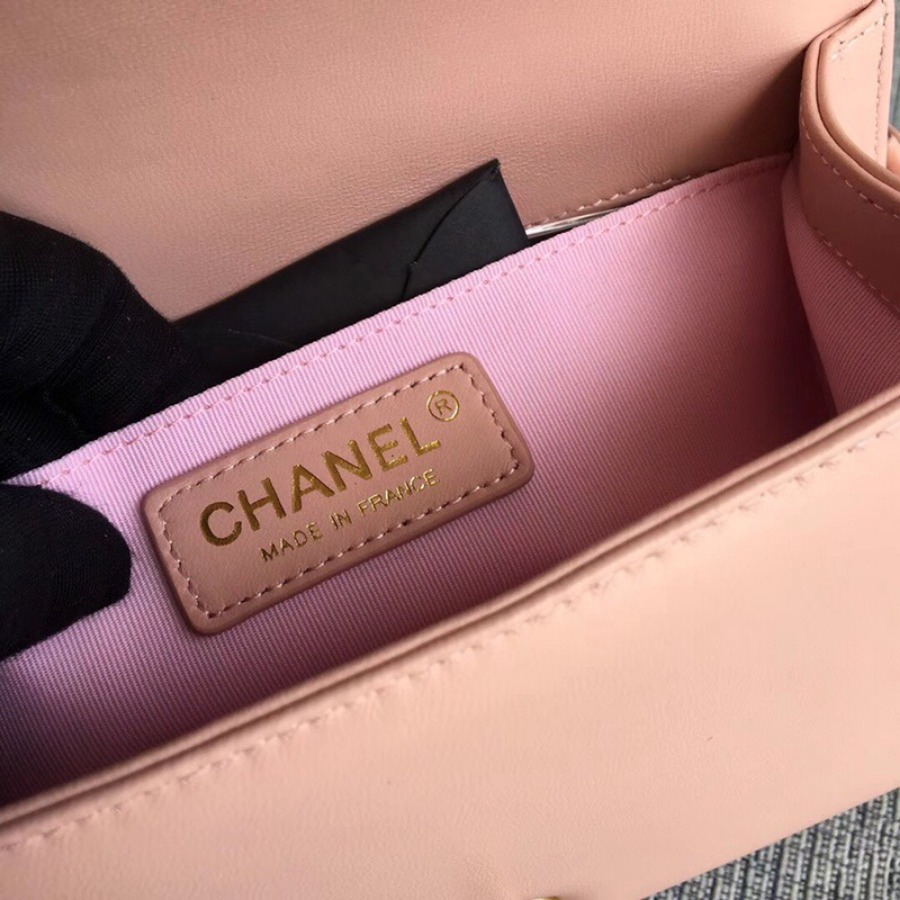 SMALL BOY CHANEL HANDBAG, LAMBSKIN, 20CM / 7.9 IN