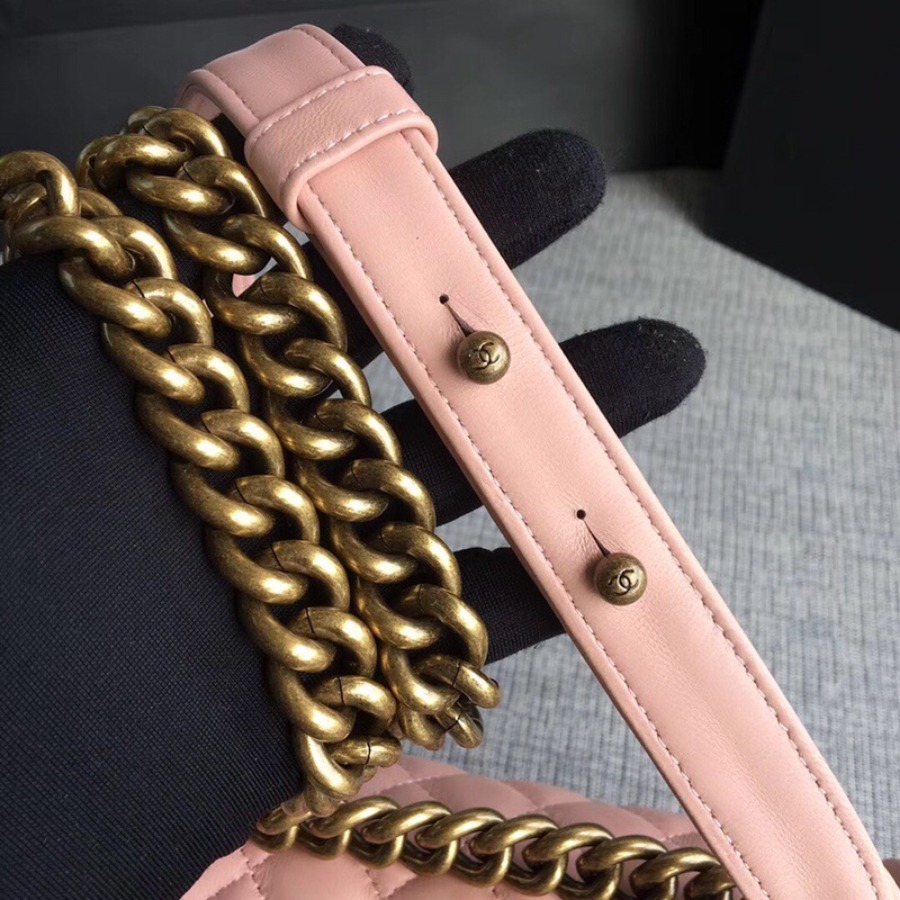 SMALL BOY CHANEL HANDBAG, LAMBSKIN, 20CM / 7.9 IN