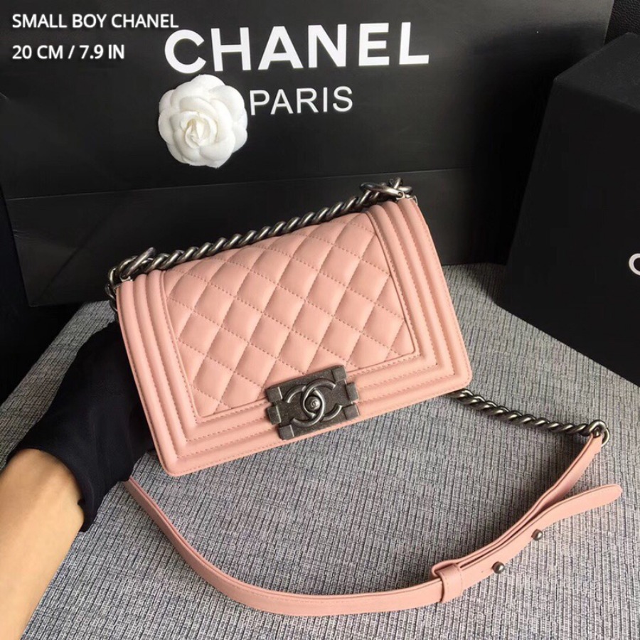 SMALL BOY CHANEL HANDBAG, LAMBSKIN, 20CM / 7.9 IN