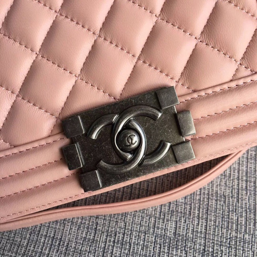 SMALL BOY CHANEL HANDBAG, LAMBSKIN, 20CM / 7.9 IN