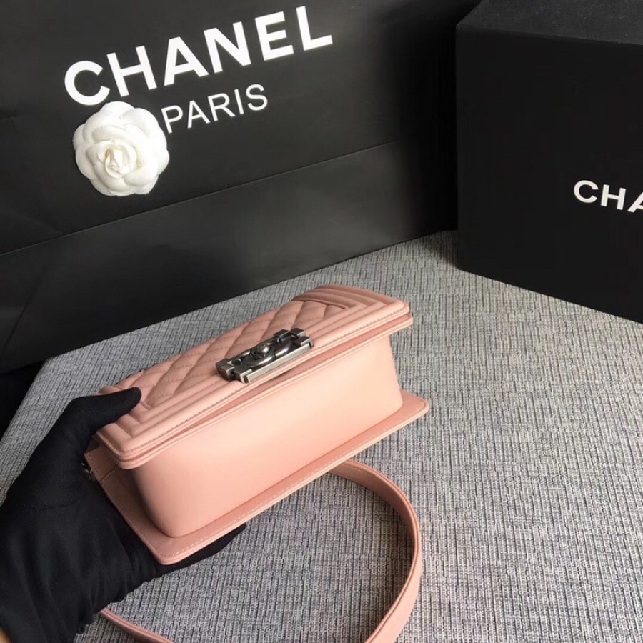 SMALL BOY CHANEL HANDBAG, LAMBSKIN, 20CM / 7.9 IN