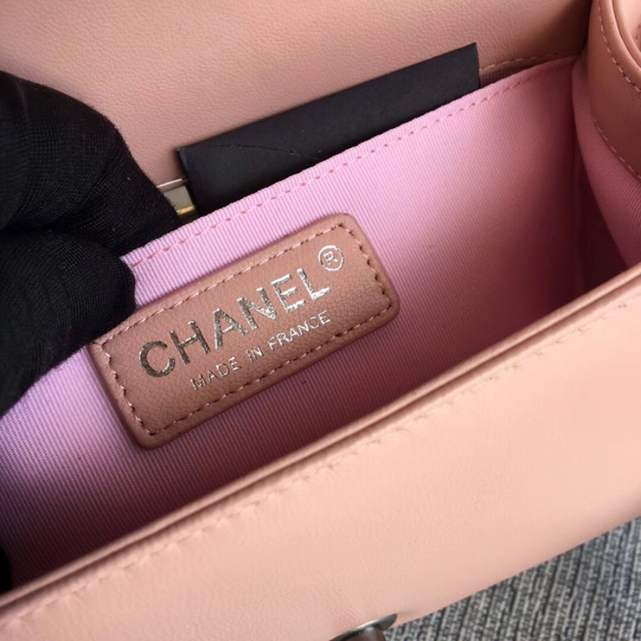 SMALL BOY CHANEL HANDBAG, LAMBSKIN, 20CM / 7.9 IN