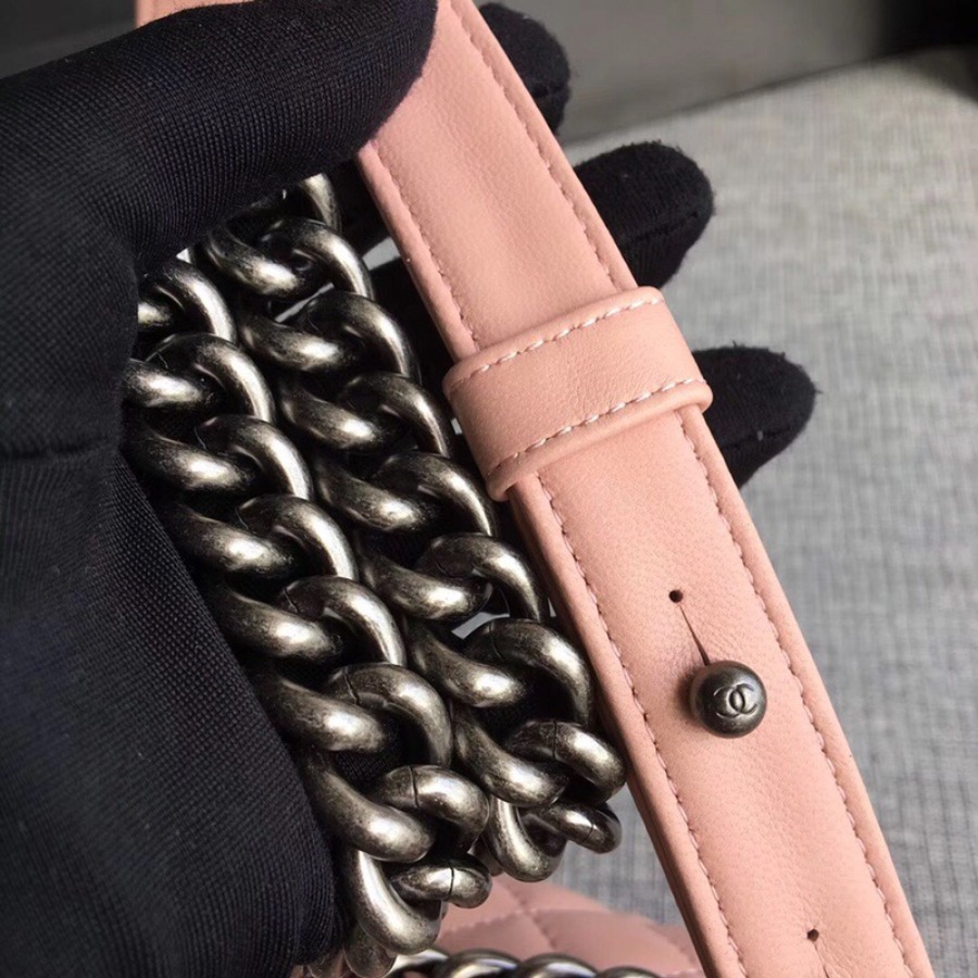 SMALL BOY CHANEL HANDBAG, LAMBSKIN, 20CM / 7.9 IN