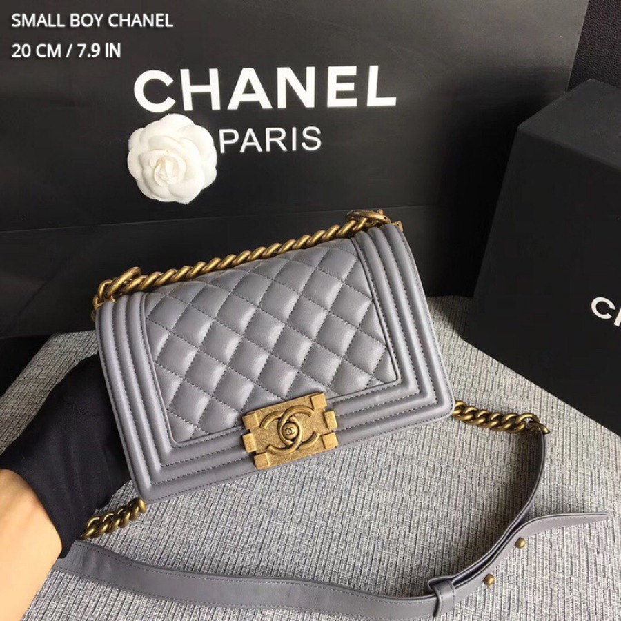 SMALL BOY CHANEL HANDBAG, LAMBSKIN, 20CM / 7.9 IN