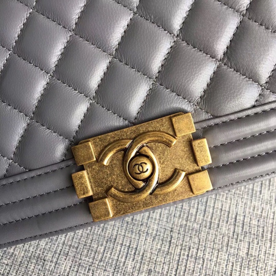 SMALL BOY CHANEL HANDBAG, LAMBSKIN, 20CM / 7.9 IN