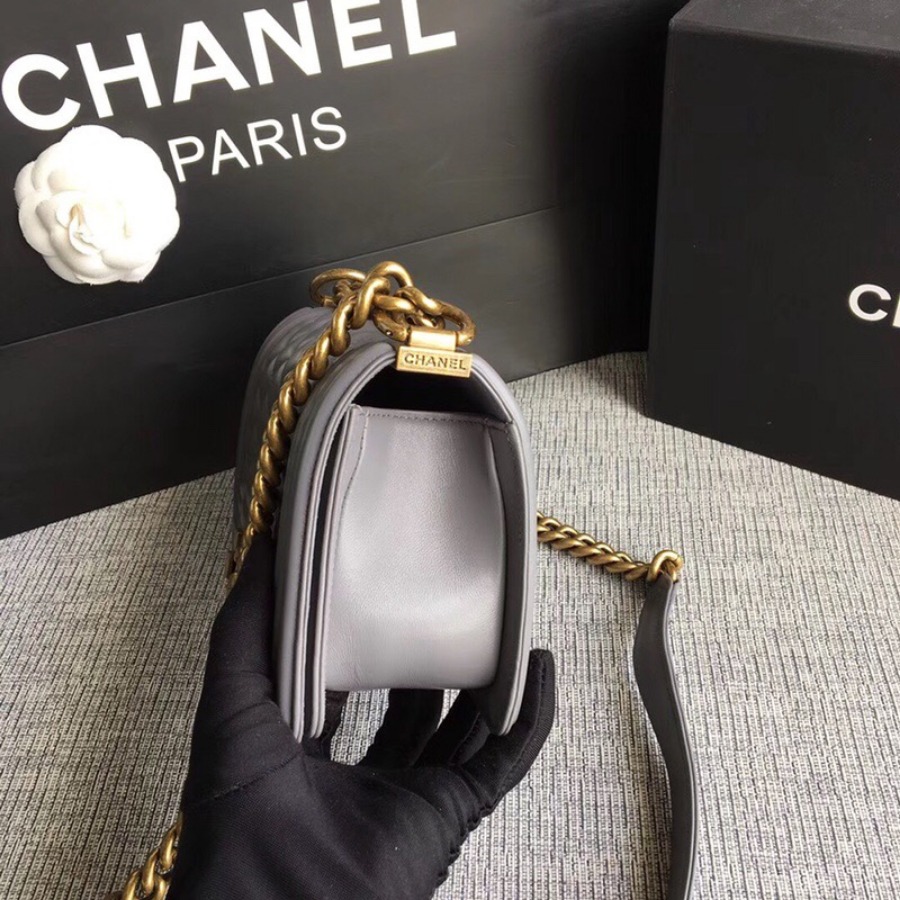 SMALL BOY CHANEL HANDBAG, LAMBSKIN, 20CM / 7.9 IN
