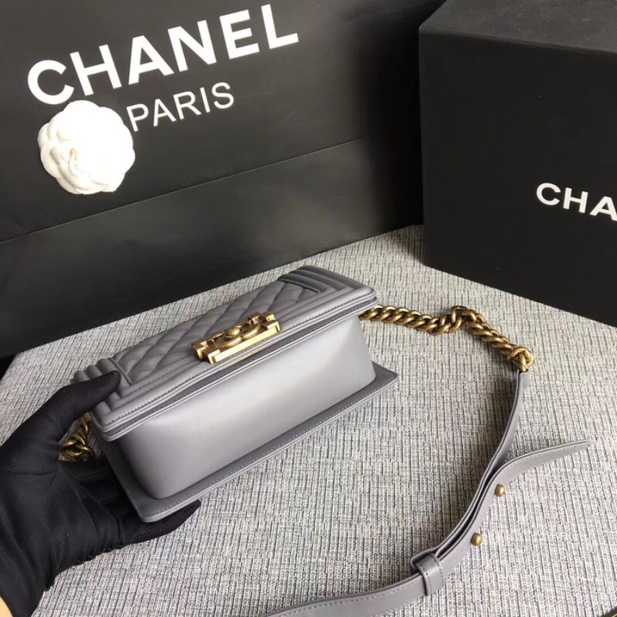 SMALL BOY CHANEL HANDBAG, LAMBSKIN, 20CM / 7.9 IN