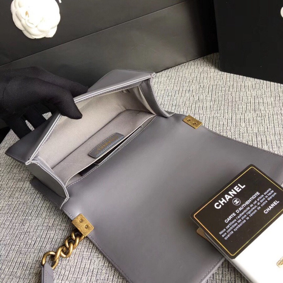 SMALL BOY CHANEL HANDBAG, LAMBSKIN, 20CM / 7.9 IN