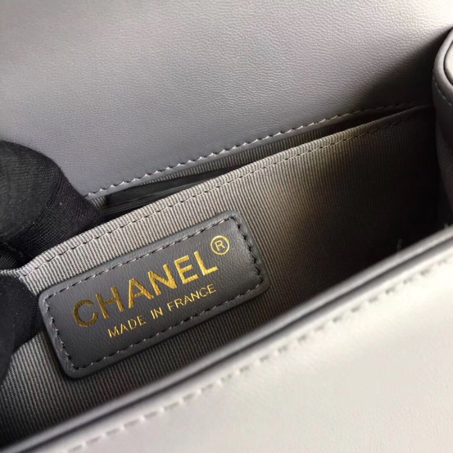 SMALL BOY CHANEL HANDBAG, LAMBSKIN, 20CM / 7.9 IN