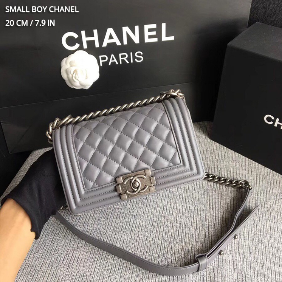SMALL BOY CHANEL HANDBAG, LAMBSKIN, 20CM / 7.9 IN