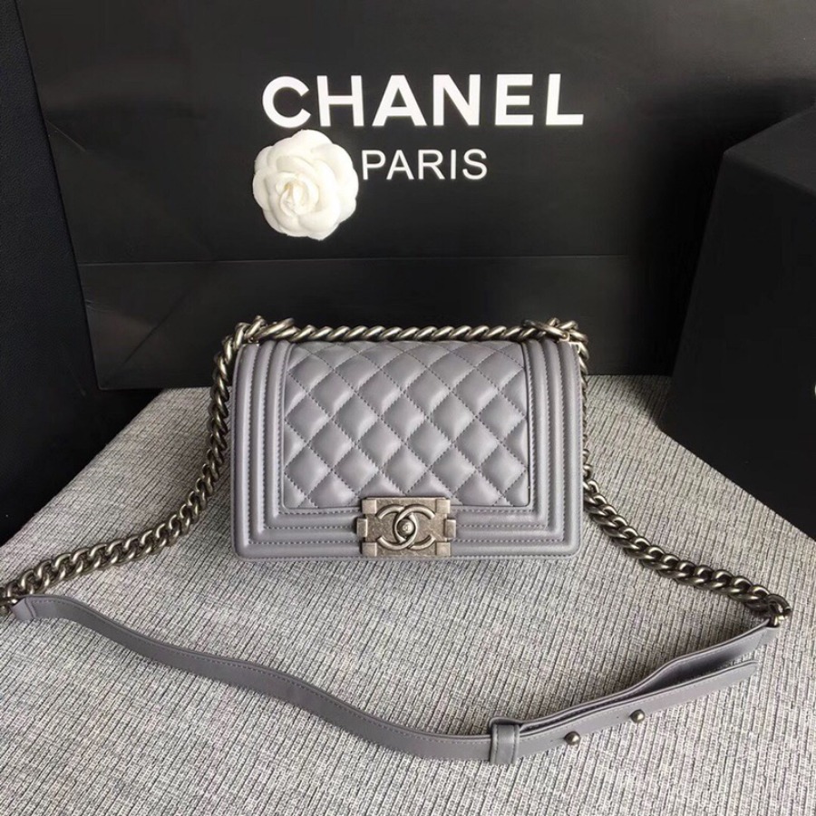 SMALL BOY CHANEL HANDBAG, LAMBSKIN, 20CM / 7.9 IN