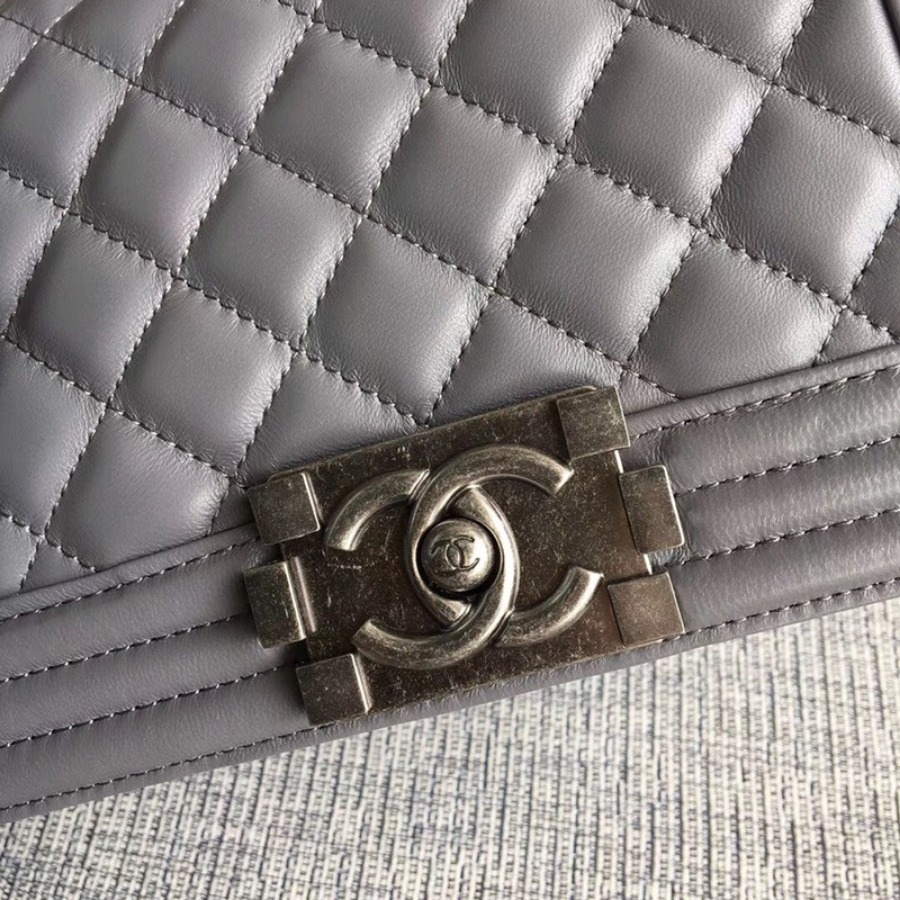 SMALL BOY CHANEL HANDBAG, LAMBSKIN, 20CM / 7.9 IN