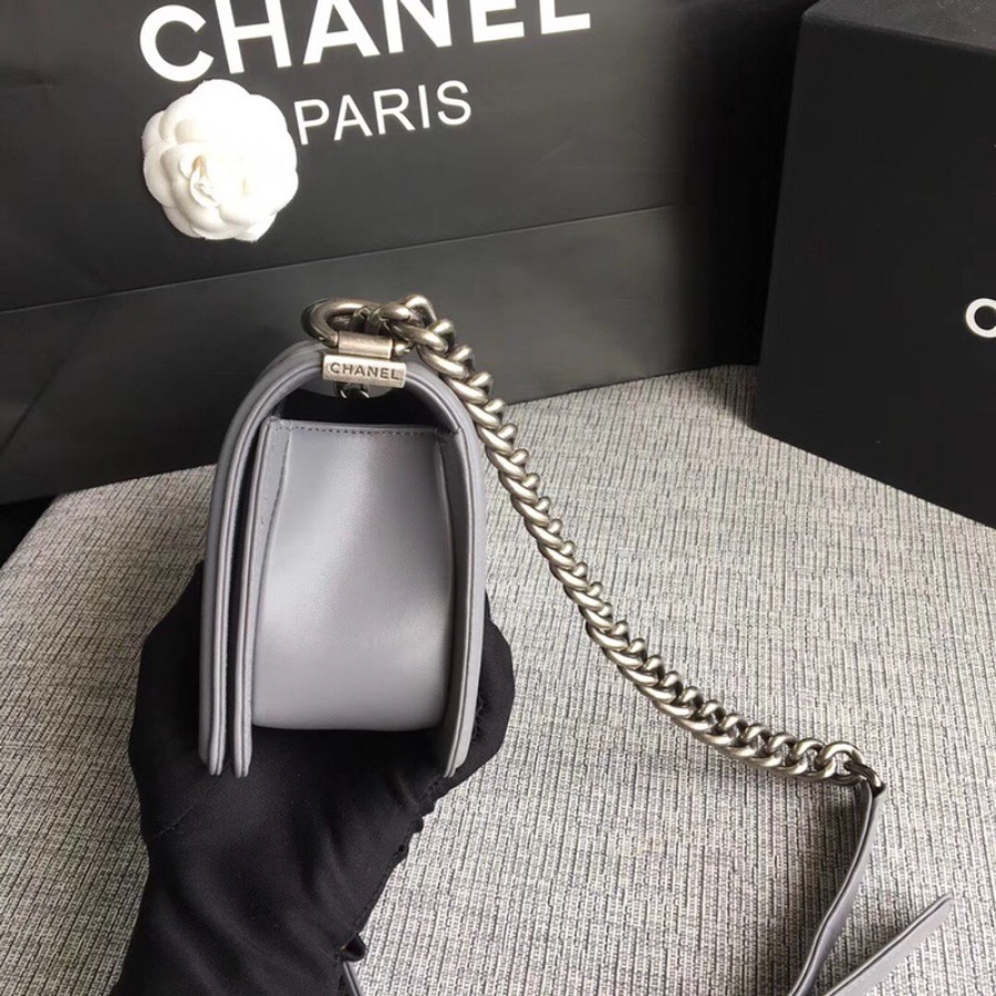 SMALL BOY CHANEL HANDBAG, LAMBSKIN, 20CM / 7.9 IN