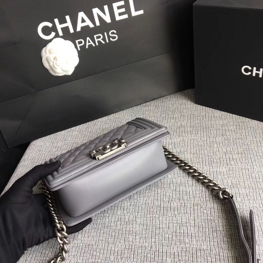 SMALL BOY CHANEL HANDBAG, LAMBSKIN, 20CM / 7.9 IN
