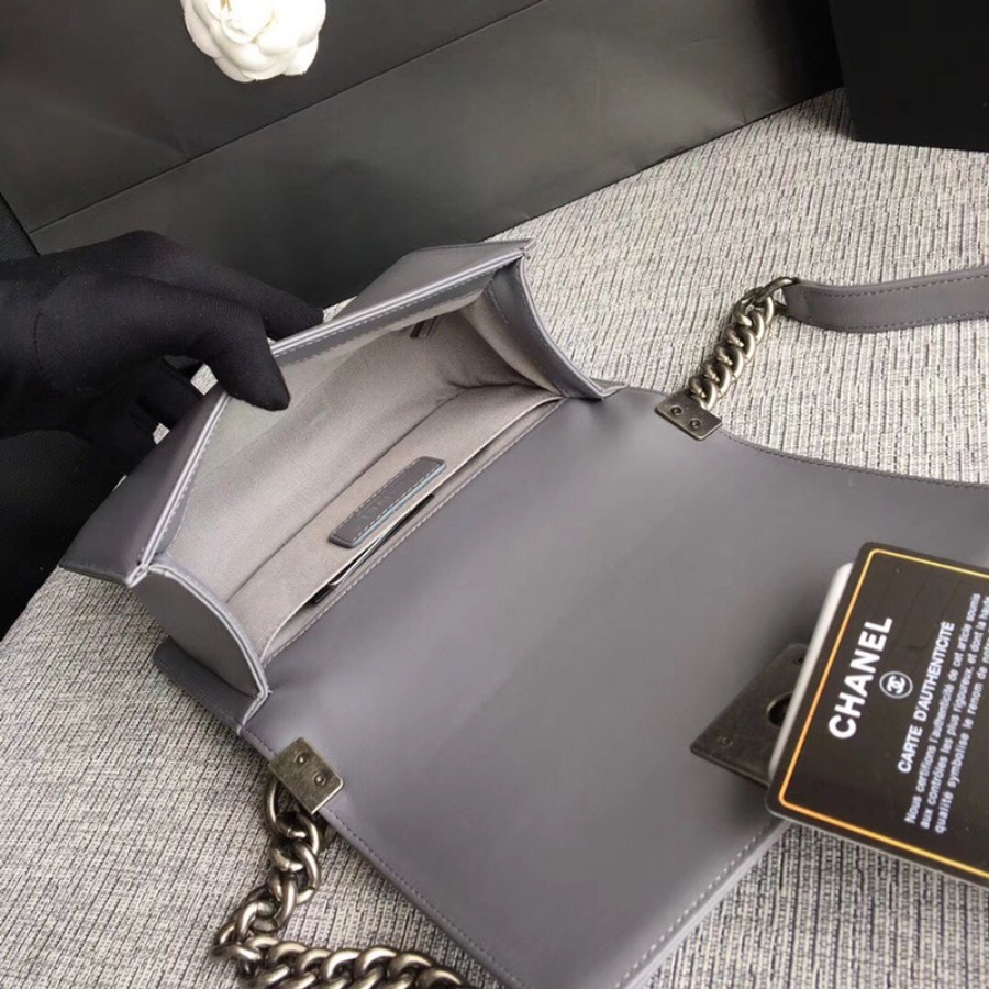 SMALL BOY CHANEL HANDBAG, LAMBSKIN, 20CM / 7.9 IN