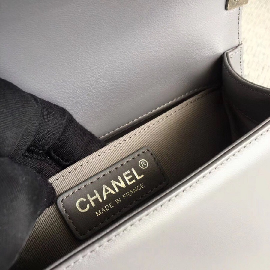 SMALL BOY CHANEL HANDBAG, LAMBSKIN, 20CM / 7.9 IN