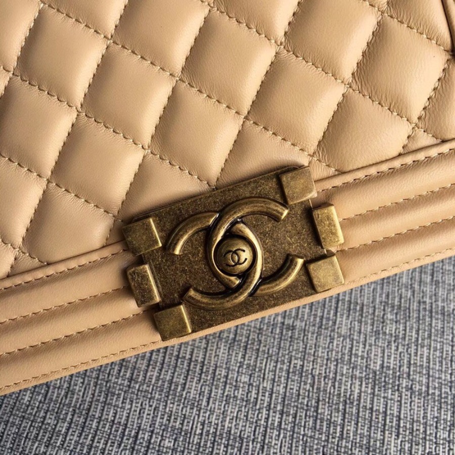 SMALL BOY CHANEL HANDBAG, LAMBSKIN, 20CM / 7.9 IN