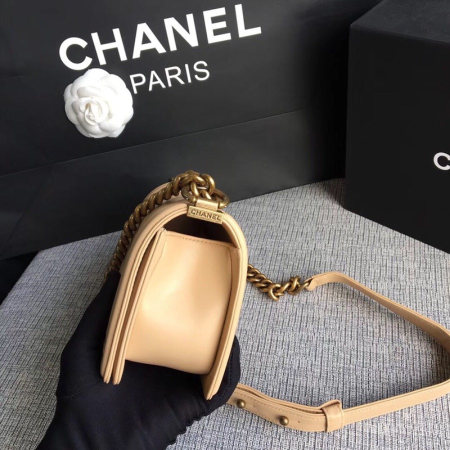 SMALL BOY CHANEL HANDBAG, LAMBSKIN, 20CM / 7.9 IN