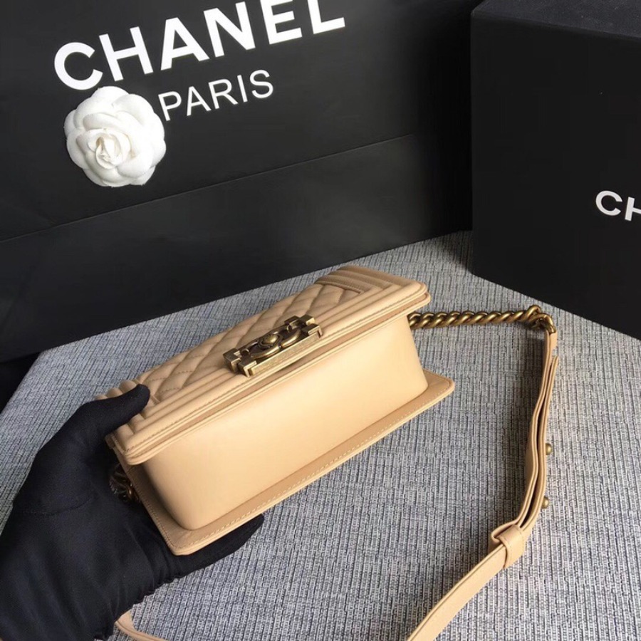 SMALL BOY CHANEL HANDBAG, LAMBSKIN, 20CM / 7.9 IN