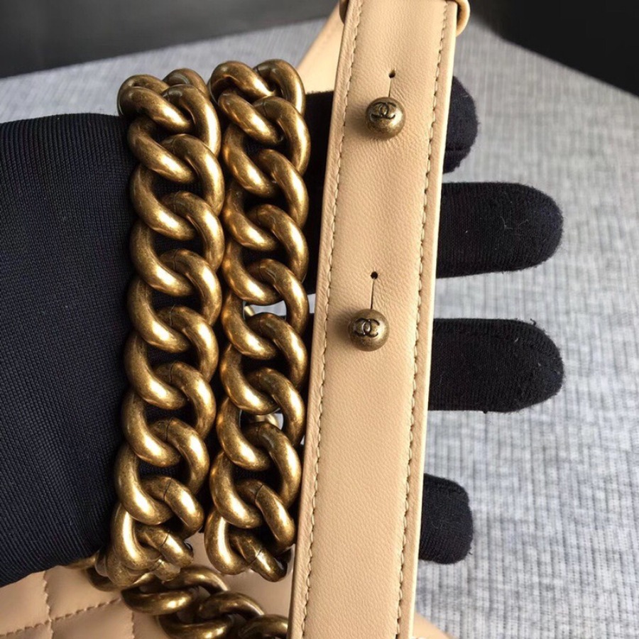 SMALL BOY CHANEL HANDBAG, LAMBSKIN, 20CM / 7.9 IN