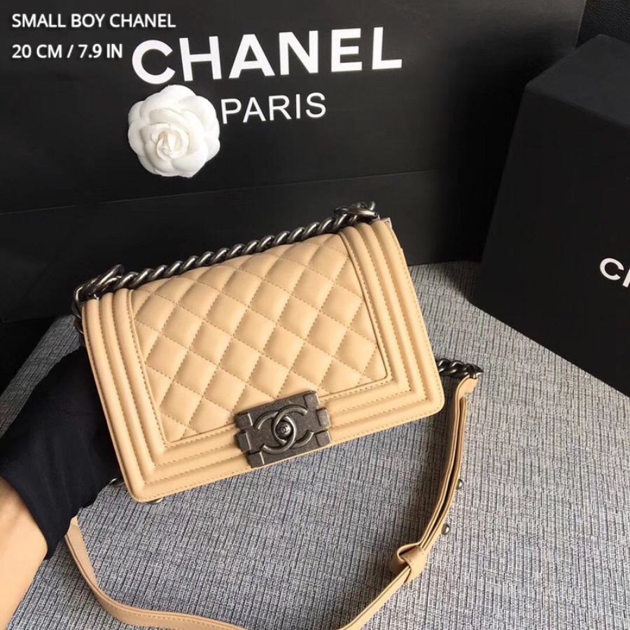 SMALL BOY CHANEL HANDBAG, LAMBSKIN, 20CM / 7.9 IN
