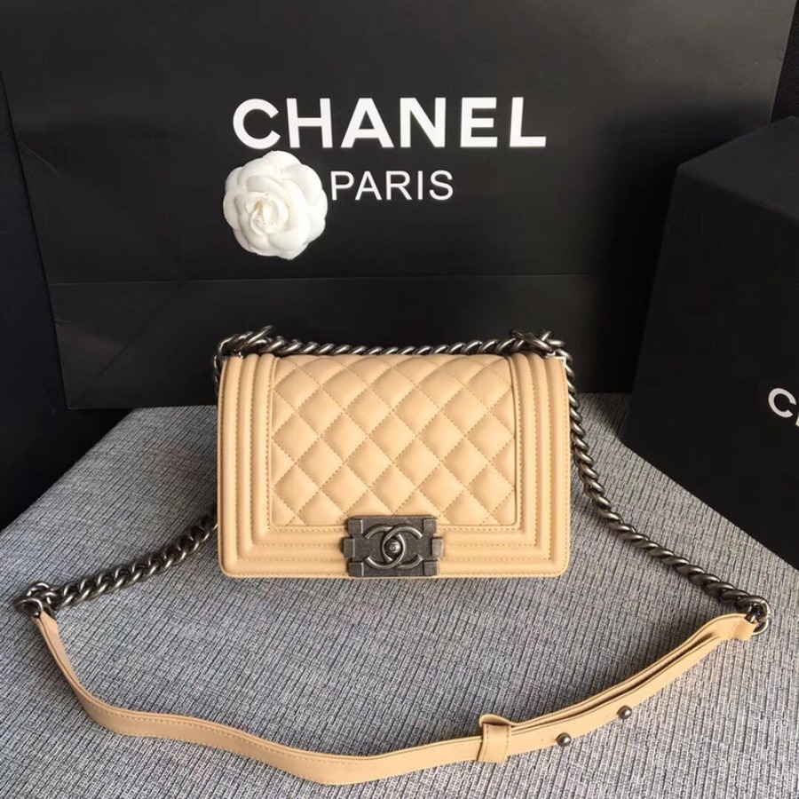SMALL BOY CHANEL HANDBAG, LAMBSKIN, 20CM / 7.9 IN