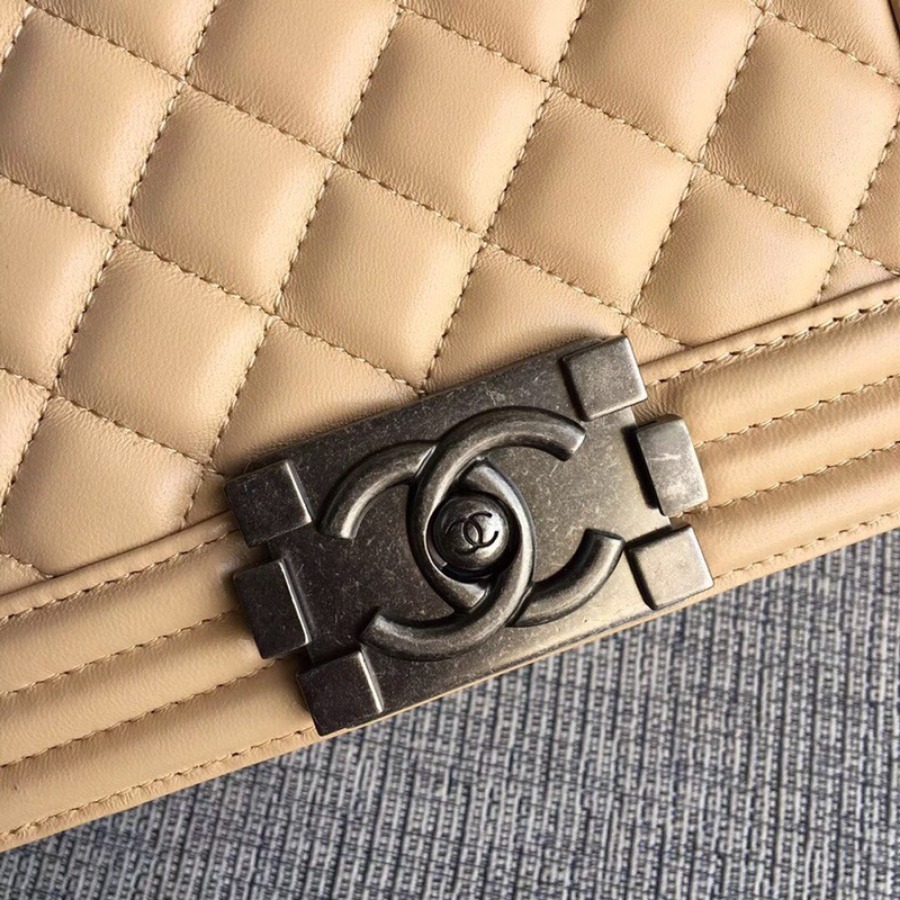 SMALL BOY CHANEL HANDBAG, LAMBSKIN, 20CM / 7.9 IN
