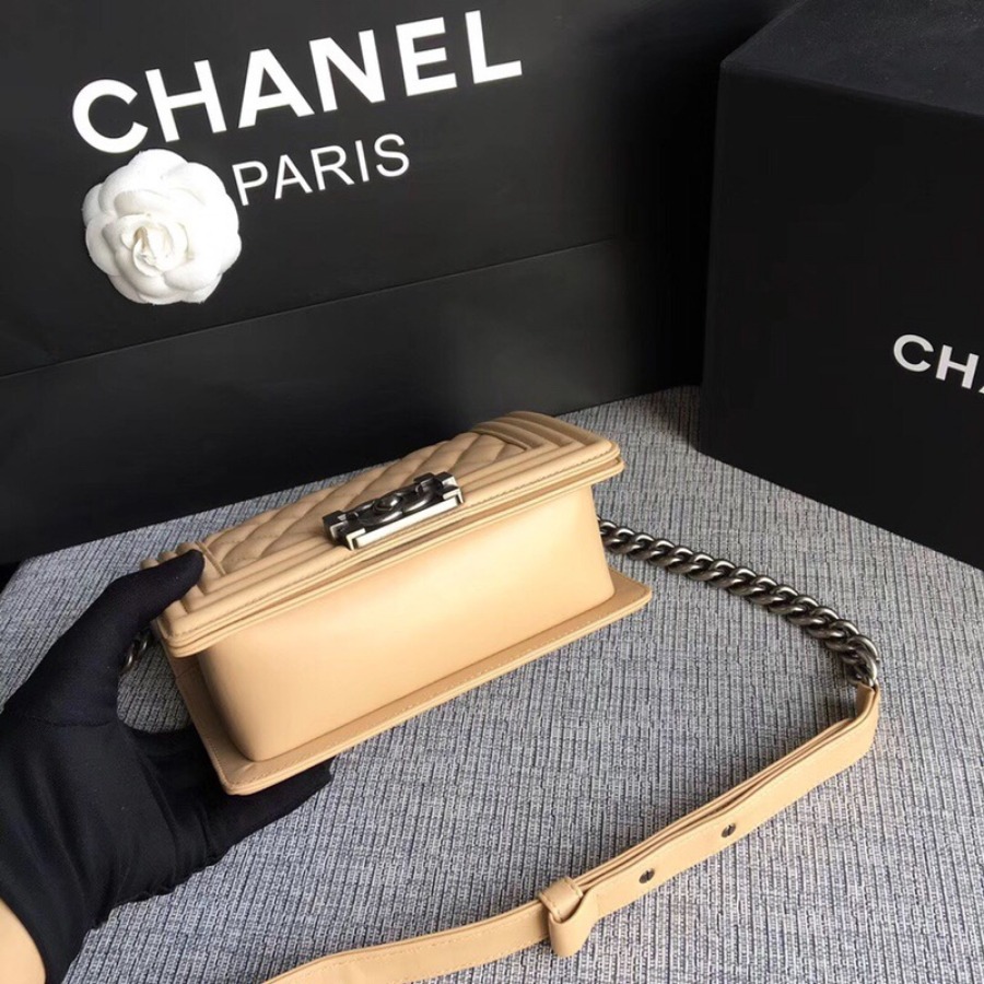 SMALL BOY CHANEL HANDBAG, LAMBSKIN, 20CM / 7.9 IN