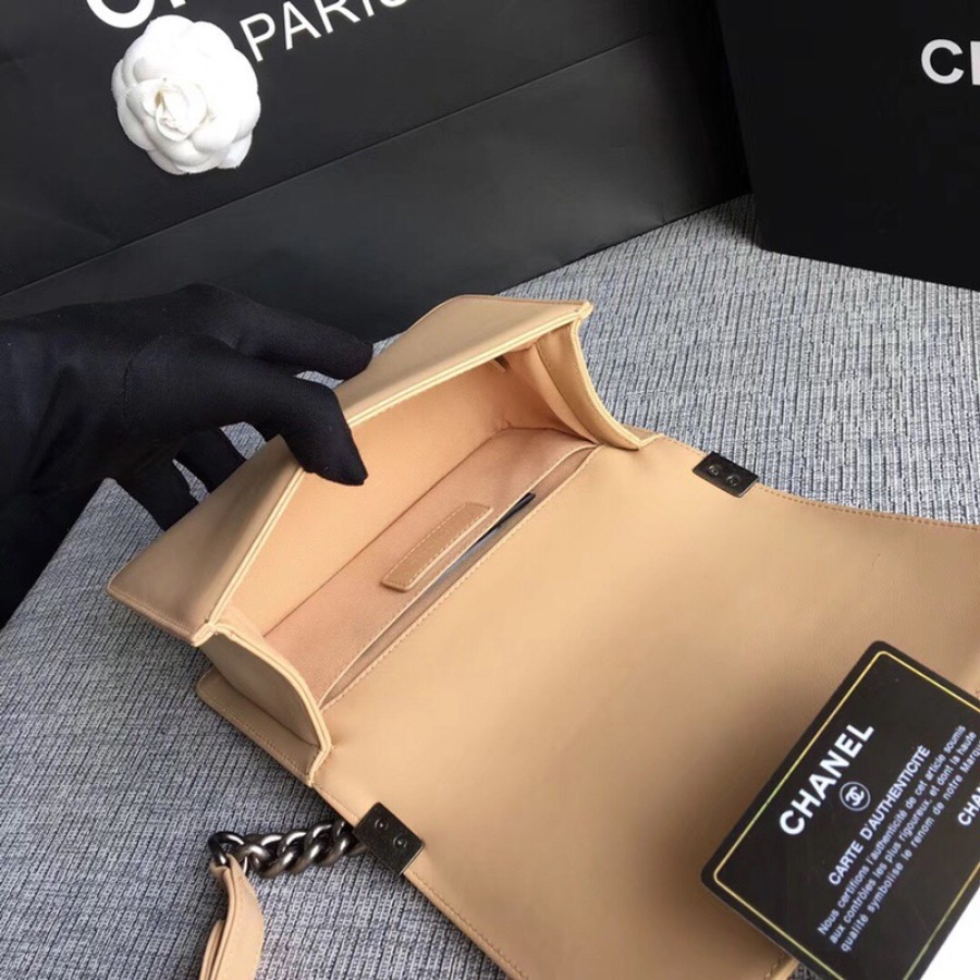 SMALL BOY CHANEL HANDBAG, LAMBSKIN, 20CM / 7.9 IN