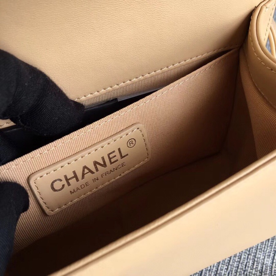 SMALL BOY CHANEL HANDBAG, LAMBSKIN, 20CM / 7.9 IN