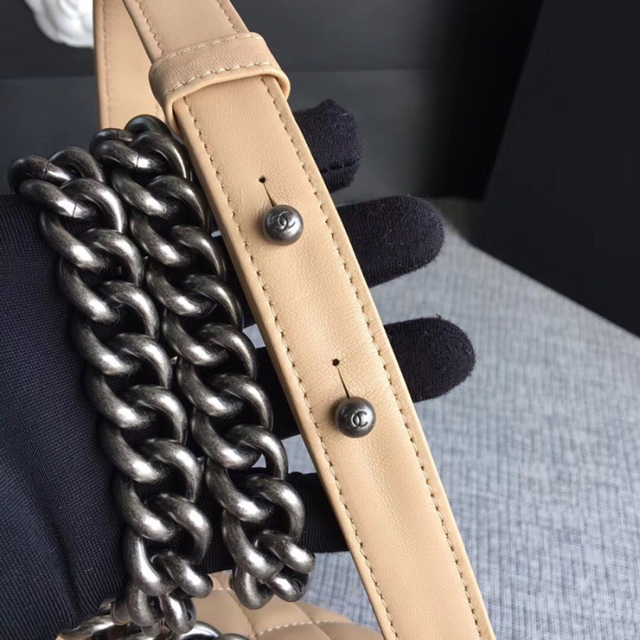SMALL BOY CHANEL HANDBAG, LAMBSKIN, 20CM / 7.9 IN