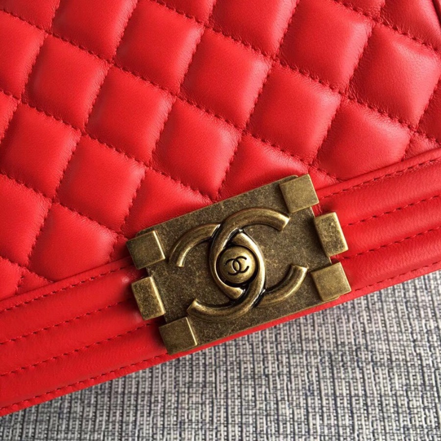 SMALL BOY CHANEL HANDBAG, LAMBSKIN, 20CM / 7.9 IN