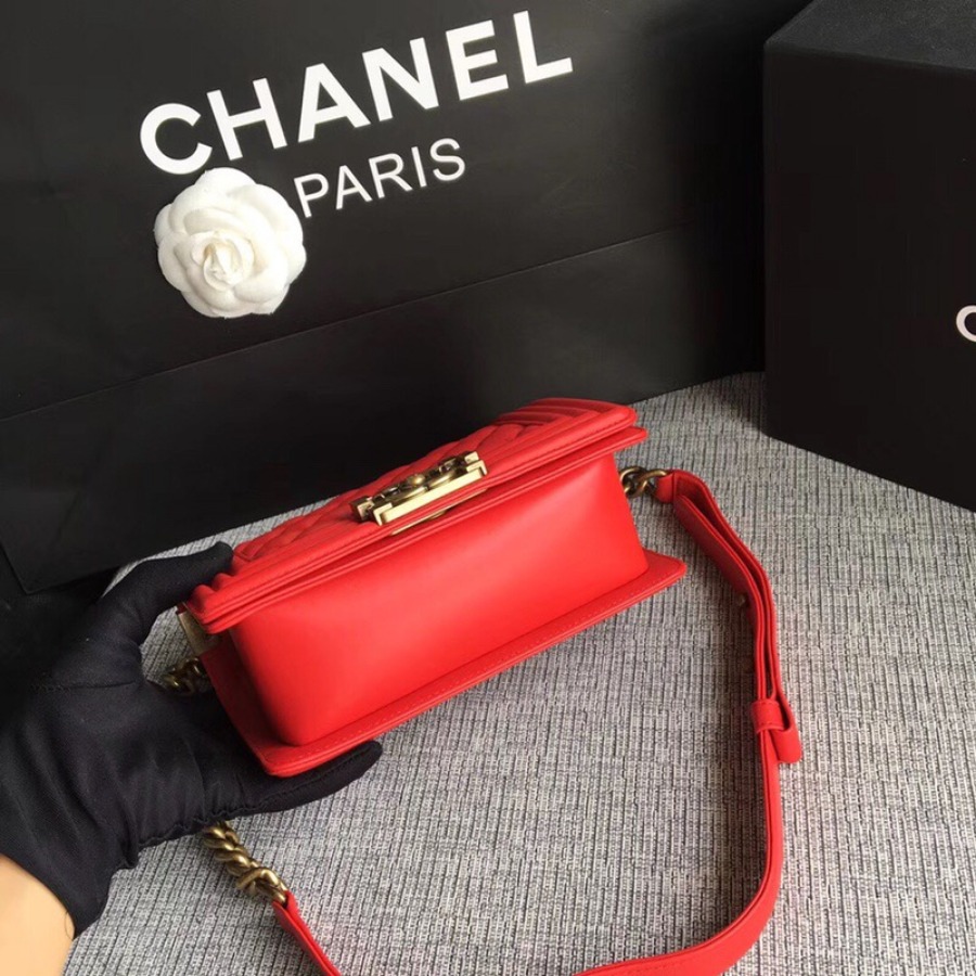 SMALL BOY CHANEL HANDBAG, LAMBSKIN, 20CM / 7.9 IN