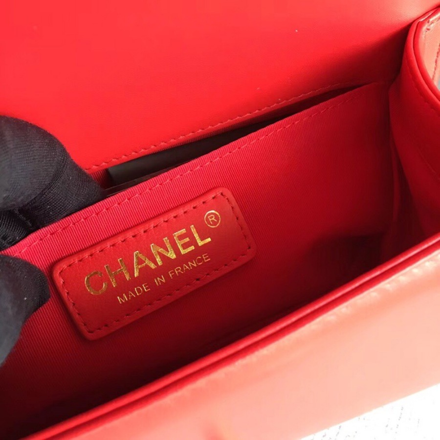 SMALL BOY CHANEL HANDBAG, LAMBSKIN, 20CM / 7.9 IN