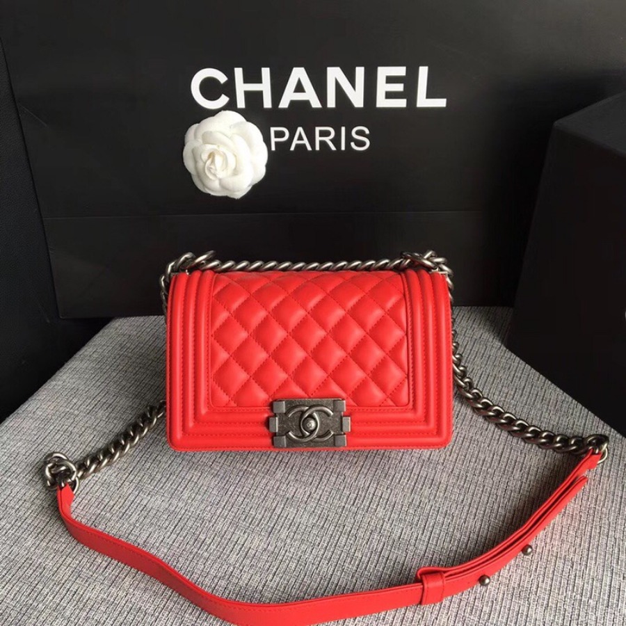 SMALL BOY CHANEL HANDBAG, LAMBSKIN, 20CM / 7.9 IN