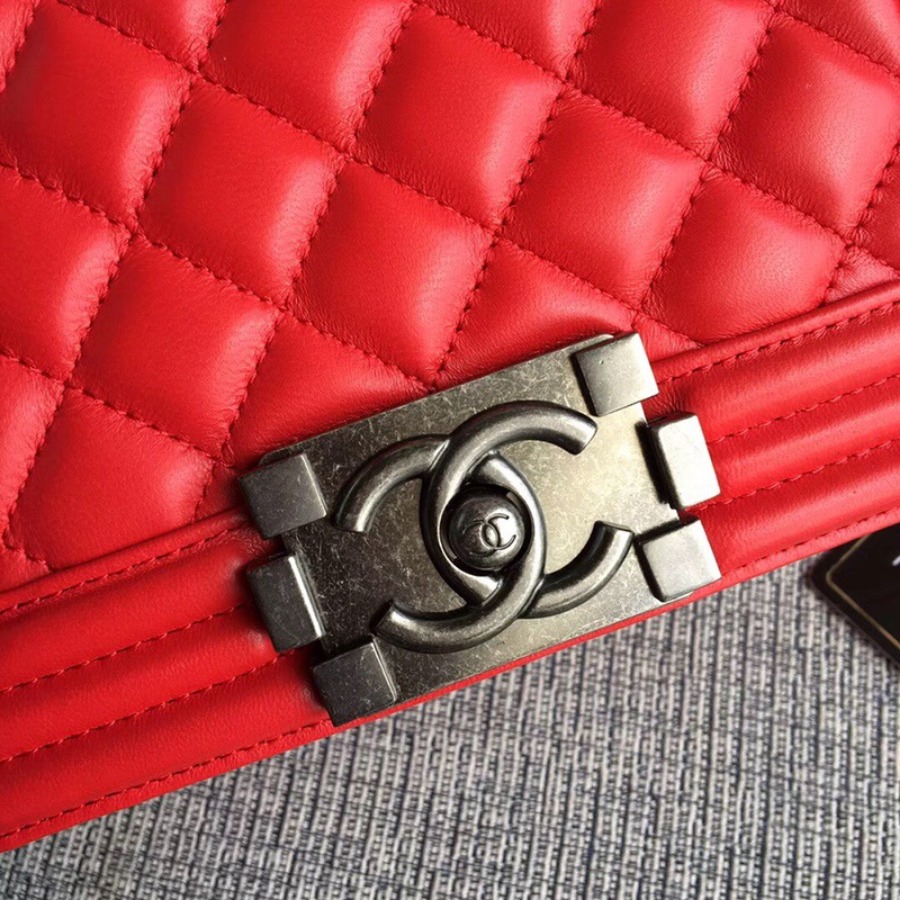 SMALL BOY CHANEL HANDBAG, LAMBSKIN, 20CM / 7.9 IN