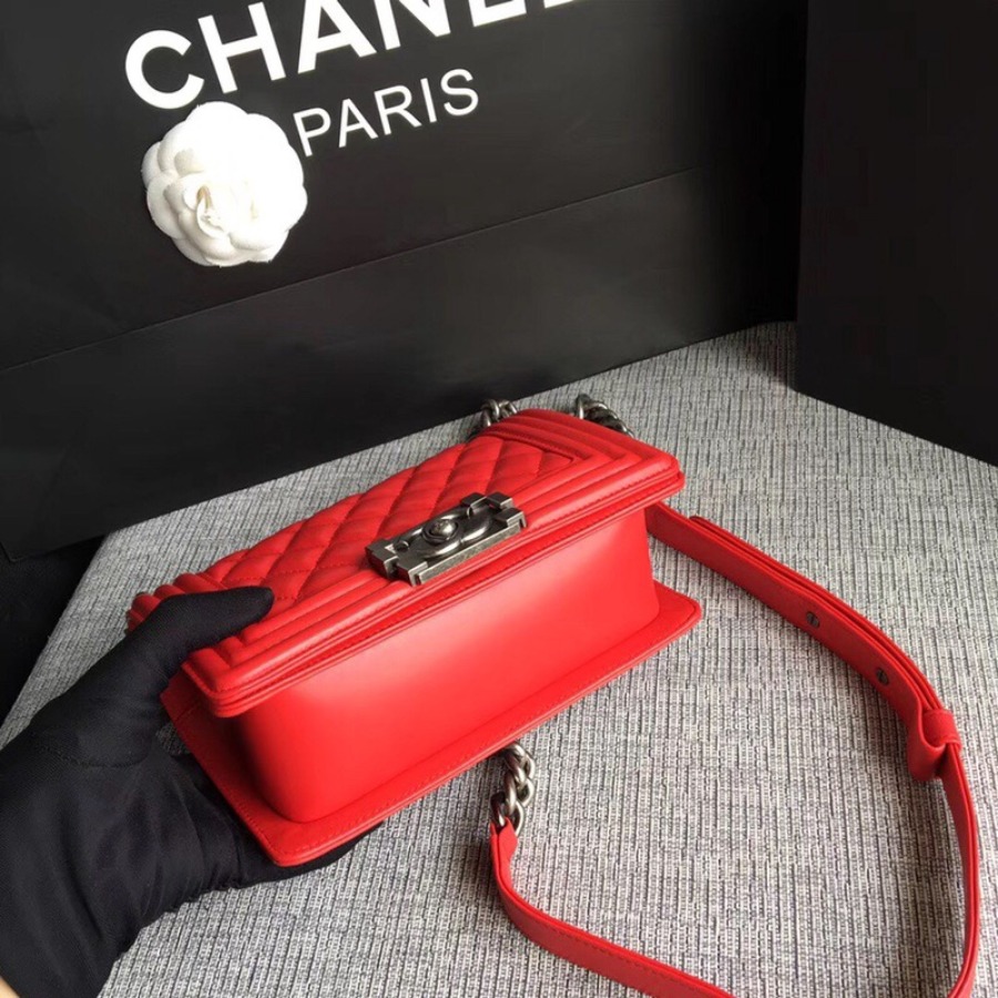 SMALL BOY CHANEL HANDBAG, LAMBSKIN, 20CM / 7.9 IN