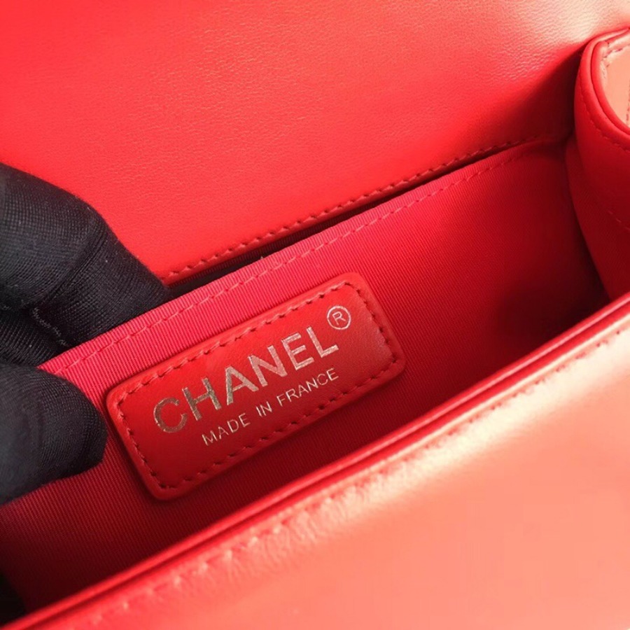 SMALL BOY CHANEL HANDBAG, LAMBSKIN, 20CM / 7.9 IN