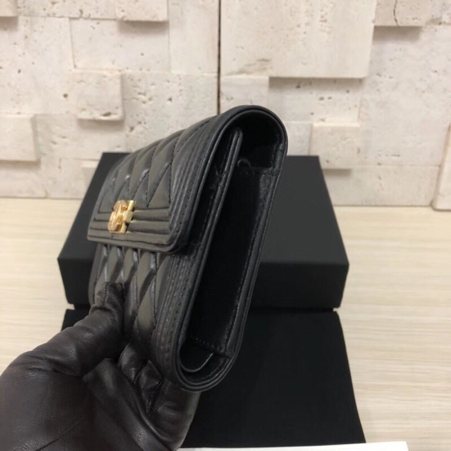 BOY CHANEL Small Flap Wallet, CHANEL, Lambskin, A84302